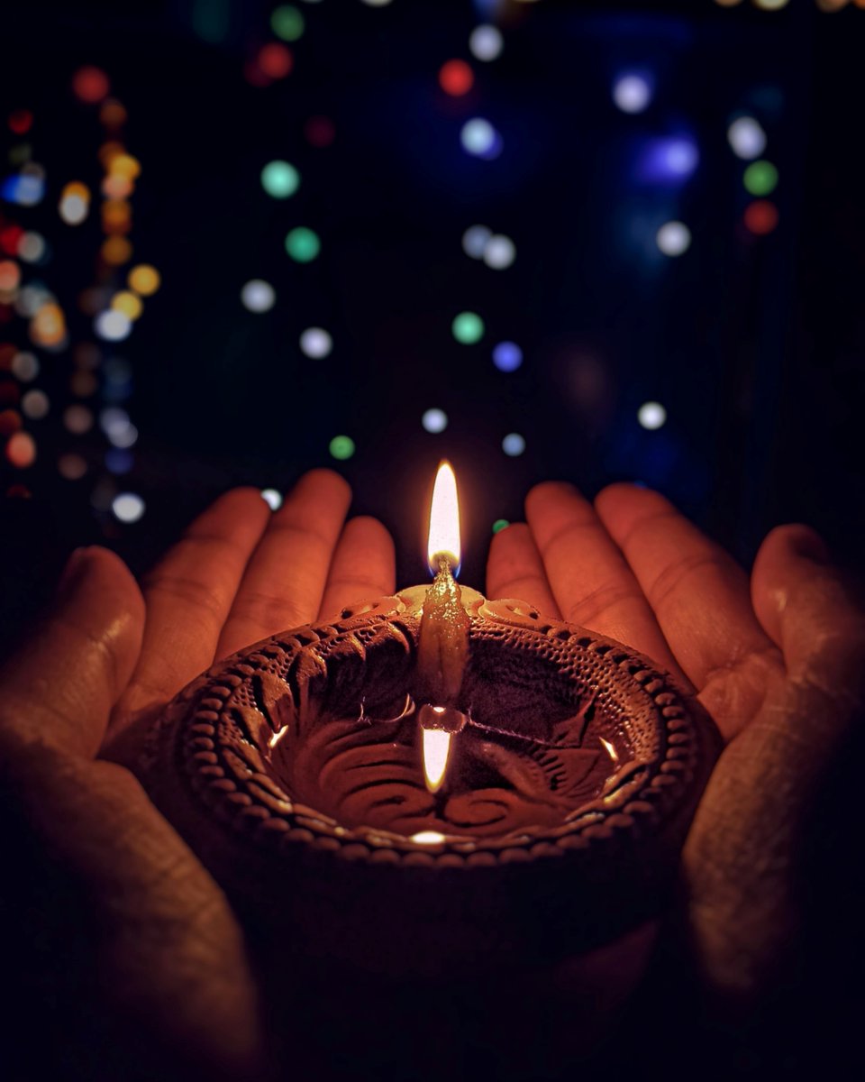 Surgeon_General's tweet photo. Happy Diwali and Deepavali to all who celebrate! For generations, this day has marked the triumph of light over darkness. What does it mean to choose light over darkness in current times? 1/3 https://t.co/j7t6PbjWek