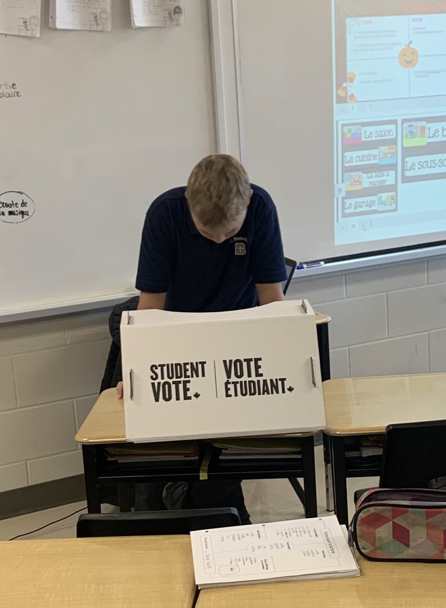 MmevdBosch's tweet photo. Aujourd’hui, nous avons fait #VoteÉtudiant2022 / #StudentVote2022. Students were very excited to vote in the municipal elections! @StBeneHCDSB @Miss_Beaudoin https://t.co/vwXaNYthfL