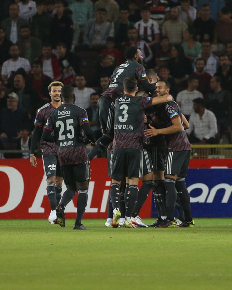 BesiktasOrdusu's tweet photo. İlk yarı Beşiktaş’ımızı nasıl buldunuz? 👇 #HTYvBJK https://t.co/Ra19odDI9o