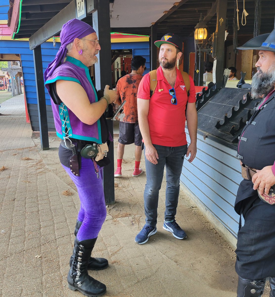 CoastingThunder's tweet photo. Met some amazing vendors during our shoot, had no idea pirates could be so friendly 🦜☠️🗡🍻 @texrenfest #texasrenfest https://t.co/JroO3RbCWn