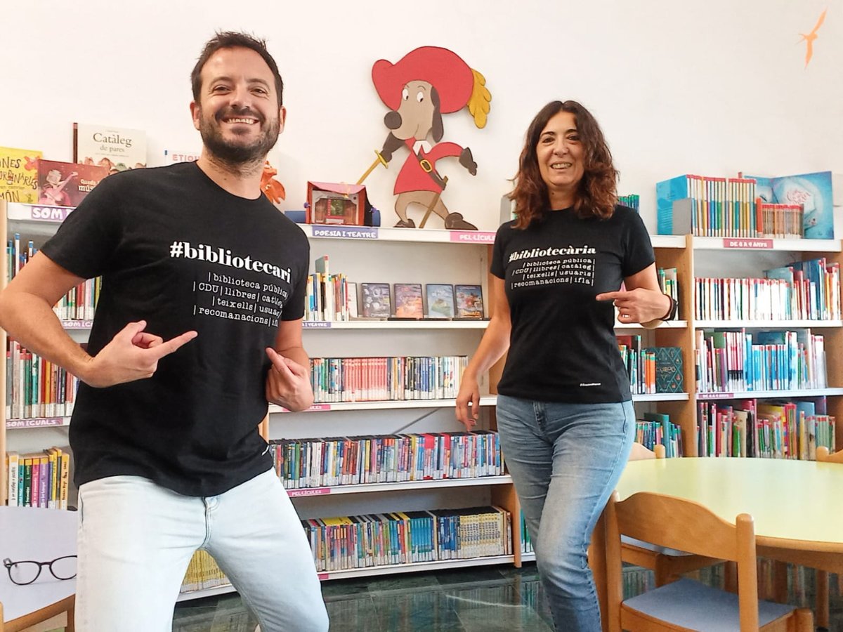 timonetwear's tweet photo. Hui és el "Dia Internacional de les Biblioteques" 📚 i per a celebrar-ho el nostre amics @joublack83 i les seues companyes han estrenat hui aquestes samarretes personalitzades.😍

#diadelesbiblioteques #biblioteca #bibliotecari #bibliotecària #llibres #timonetwear https://t.co/z0w4X1Qiol