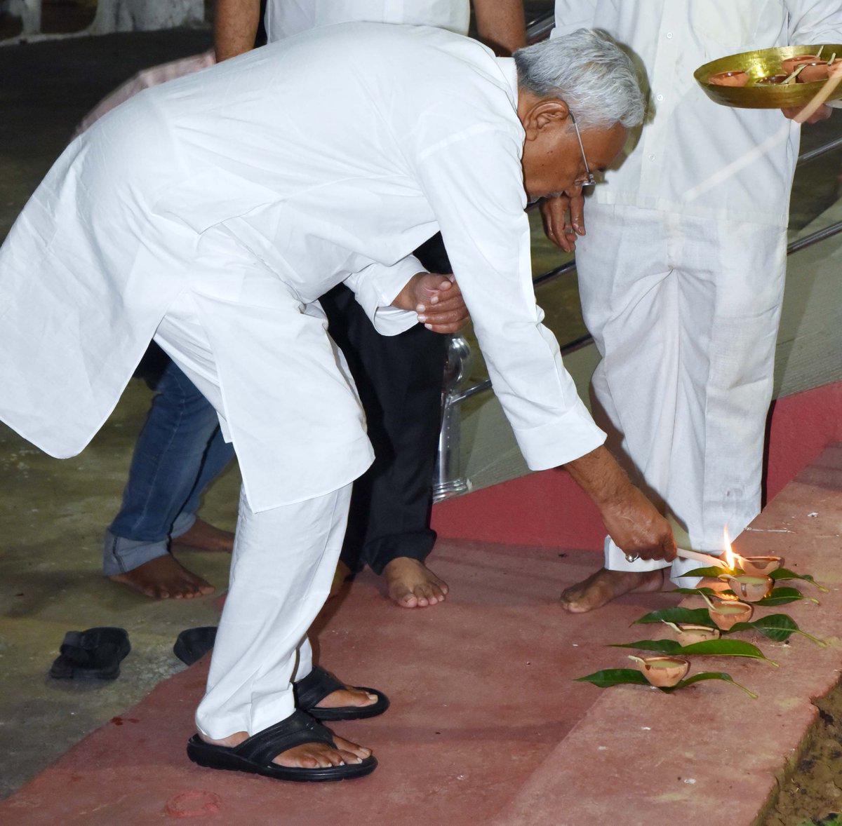 NitishKumar's tweet photo. प्रकाश पर्व दीपावली के अवसर पर मुख्यमंत्री आवास में दीप जलाए। https://t.co/fiMMXSYoq8