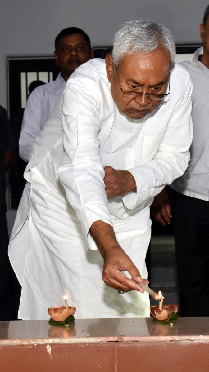 NitishKumar's tweet photo. प्रकाश पर्व दीपावली के अवसर पर मुख्यमंत्री आवास में दीप जलाए। https://t.co/fiMMXSYoq8