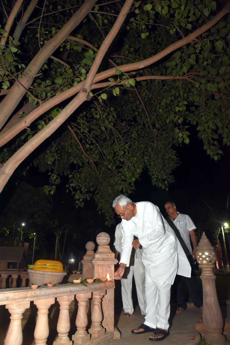 NitishKumar's tweet photo. प्रकाश पर्व दीपावली के अवसर पर मुख्यमंत्री आवास में दीप जलाए। https://t.co/fiMMXSYoq8