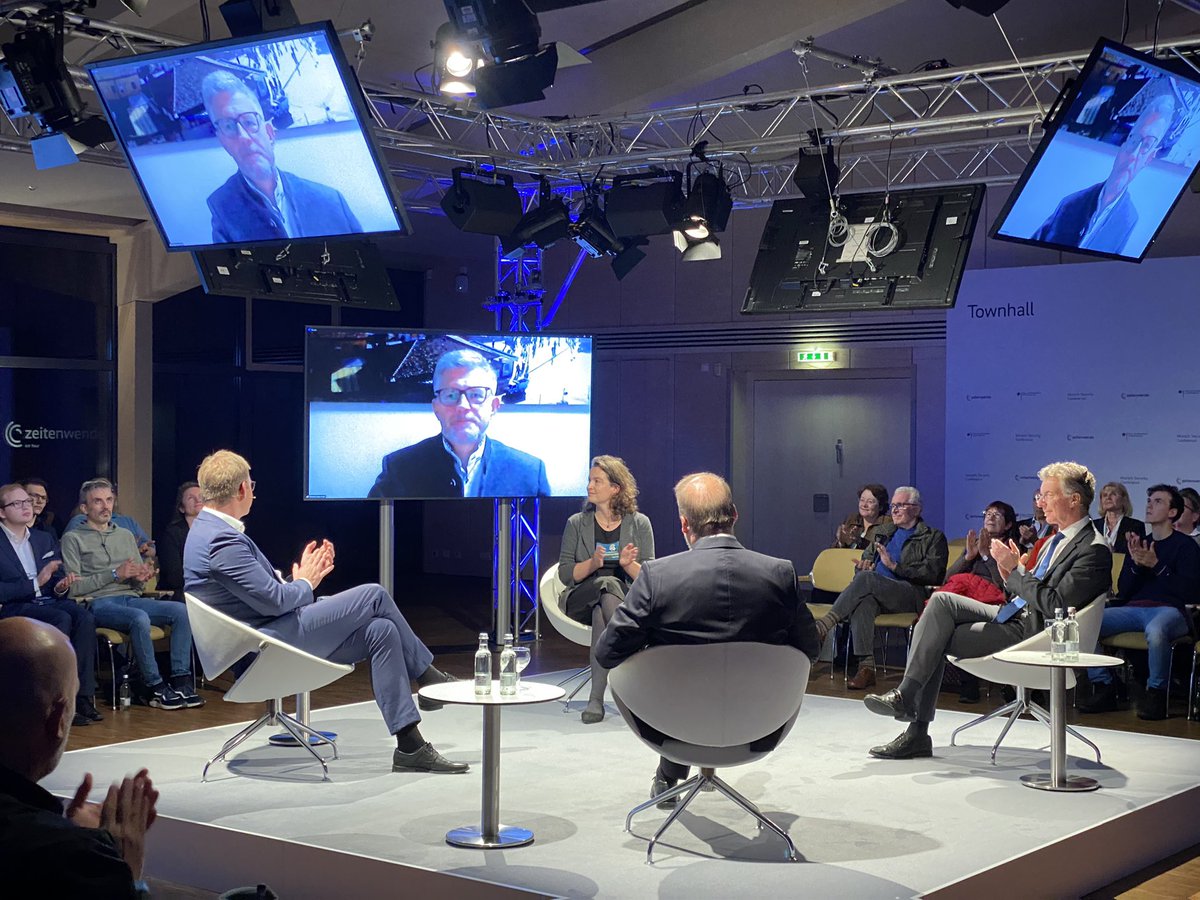 In Furth im Wald haben Bürgerinnen und Bürger heute Abend die Chance bei einer Gesprächsrunde der "Münchner Sicherheitskonferenz“ ihre Ängste und Sorgen zu teilen. Dabei können sie u.a. mit @MSCheusgen und <a href="/MelnykAndrij/">Andrii Melnyk</a> ins Gespräch kommen. #oberpfalz #ukraine #russland