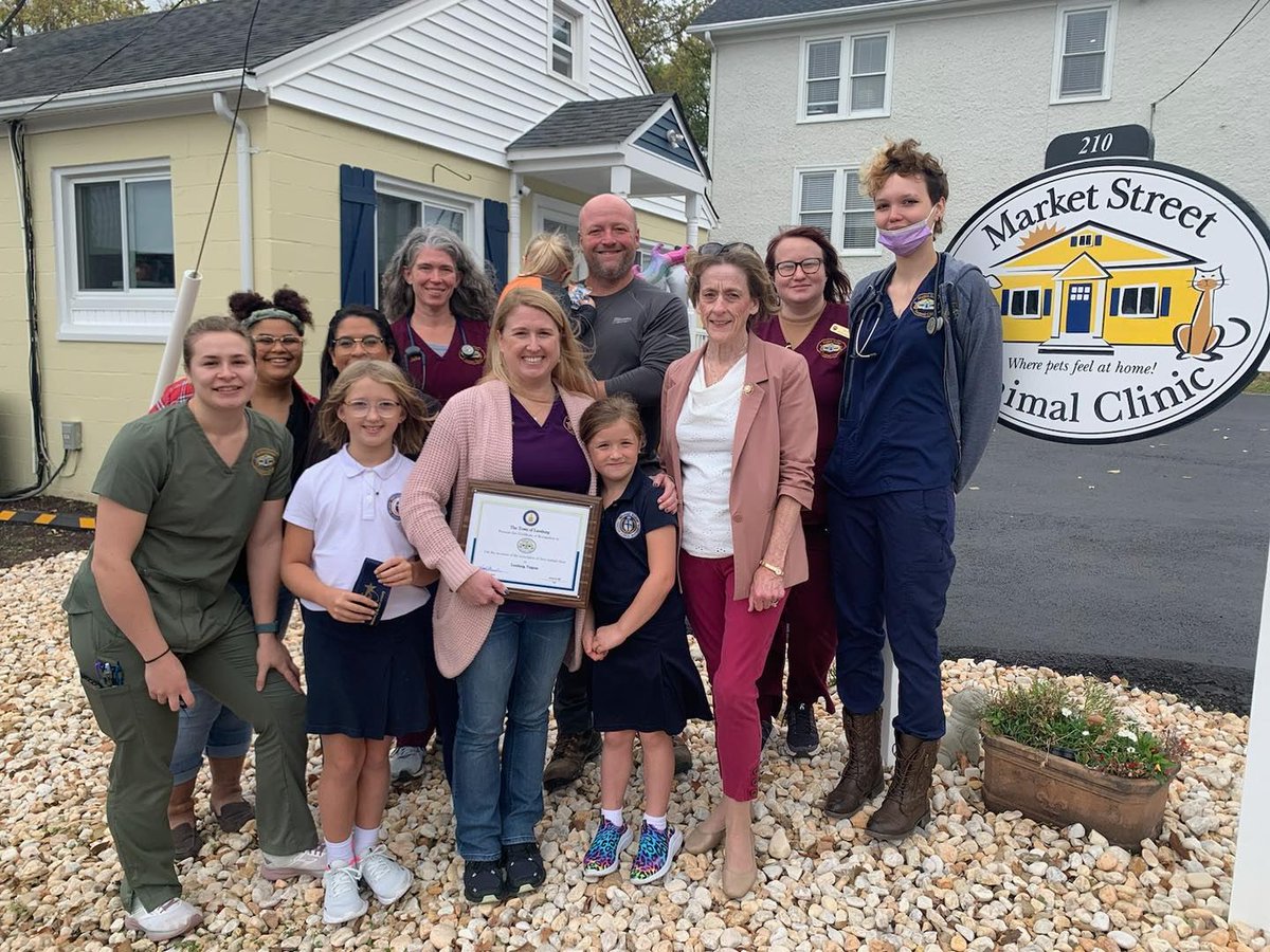 LeesburgEconDev's tweet photo. A #ribboncutting was held on Monday, October 24 to celebrate the grand re-opening of Market Street Animal Clinic >> https://t.co/kkBS7yZwDy #townofleesburg #leesburgva https://t.co/XHEztGVVam