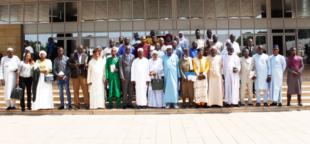La restitution de l’avant-projet de Constitution par la Commission de rédaction de la nouvelle Constitution (CNRC) se poursuit. Ce lundi, la CRNC a rencontré, au CICB, les partis politiques et les organisations de la société civile pour la présentation de cet avant-projet.