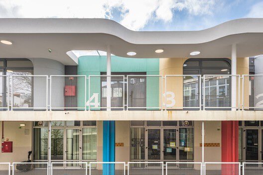 لمسة معمارية بسيطة في تصميم مدرسة 🏫

#تصميم_داخلي