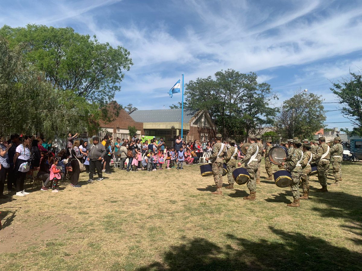 Clauayan's tweet photo. Celebramos el 33 aniversario del Jardín de Infantes N°941,junto a toda la comunidad educativa. 
Gracias al compromiso de sus directivos, docentes auxiliares y familias. Para con los alumnos/as
 Sigamos haciendo del Jardín el lugar donde los niños/as crezcan y se eduquen felices. https://t.co/jdly3gMCy8