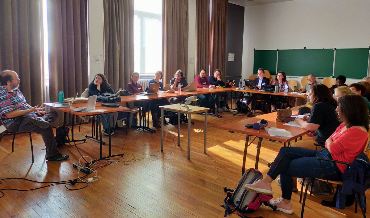 AHPoincare's tweet photo. Andrew Arana et Claire Crignon, professeur-e-s de philosophie à l'Université de Lorraine, parlent de leurs parcours intellectuels, devant les étudiantes et étudiants en Master #Madelhis et de philo à  
@Univ_Lorraine
#philmed #philsci #philosophie #philosophy #histphil #histmath https://t.co/FnCGIEl1ED