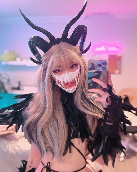 2 pic. My wendigo halloween costume ♥️ https://t.co/YT8F18bPxa