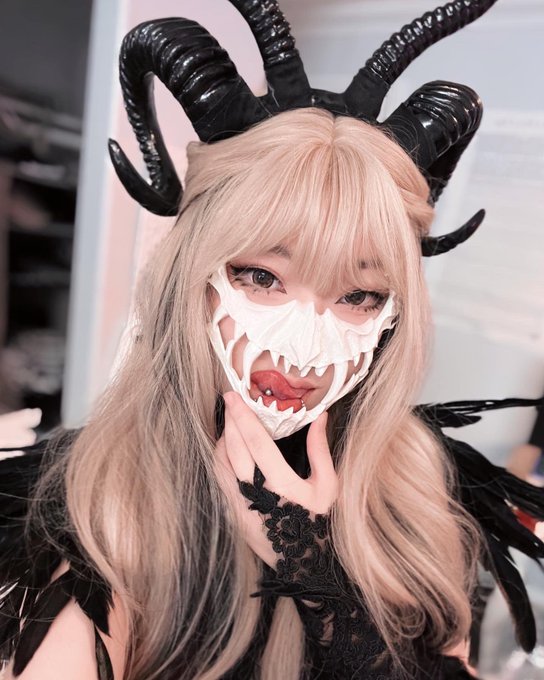 1 pic. My wendigo halloween costume ♥️ https://t.co/YT8F18bPxa