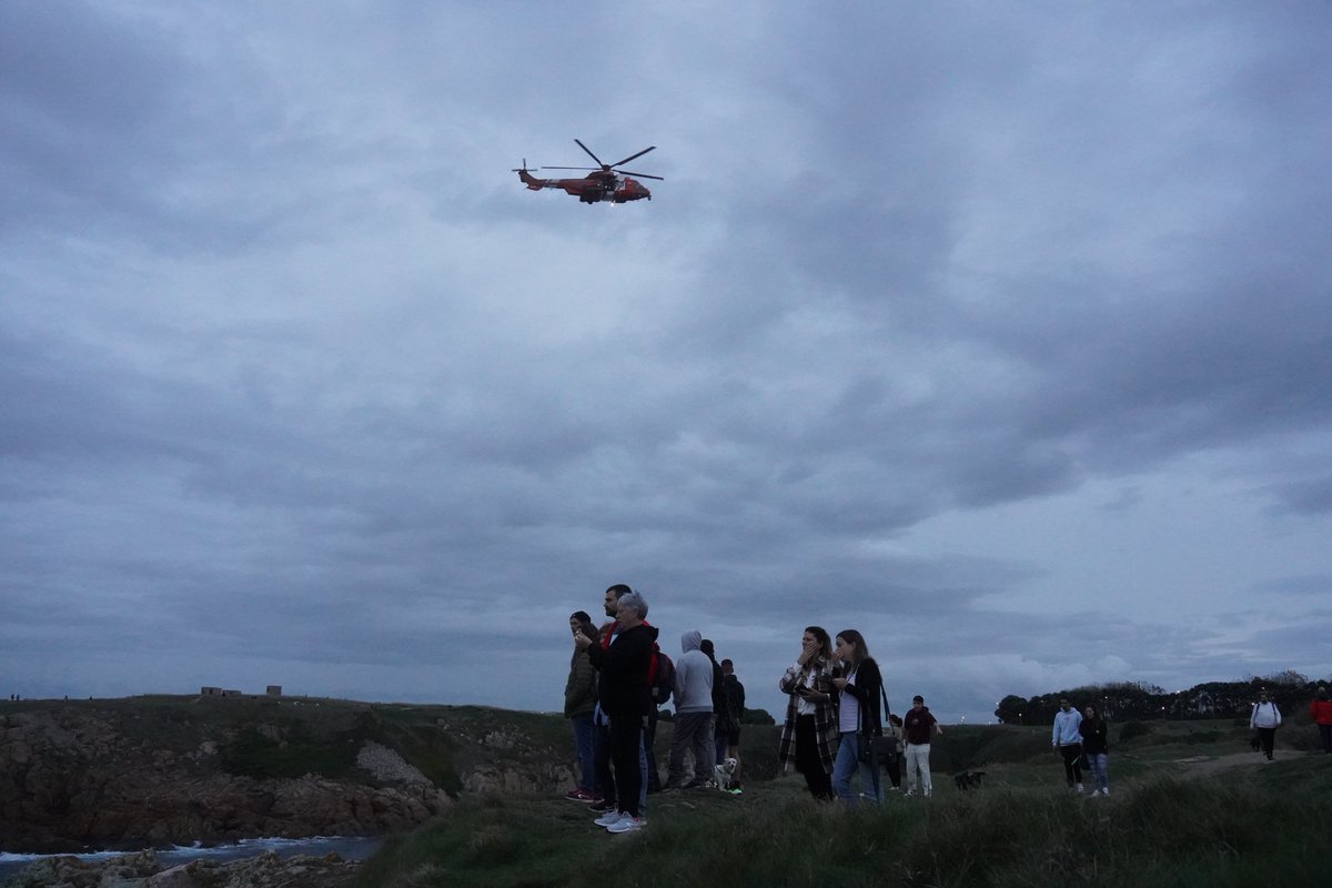 jvarela__'s tweet photo. Se incorpora al operativo el G.R.A. (Grupo Rescate Acuático) de @bombeiroscoruna que tratan de confirmar la posible desaparición de una persona en la zona de la Torre de Hércules. https://t.co/O5ne4i4NeJ