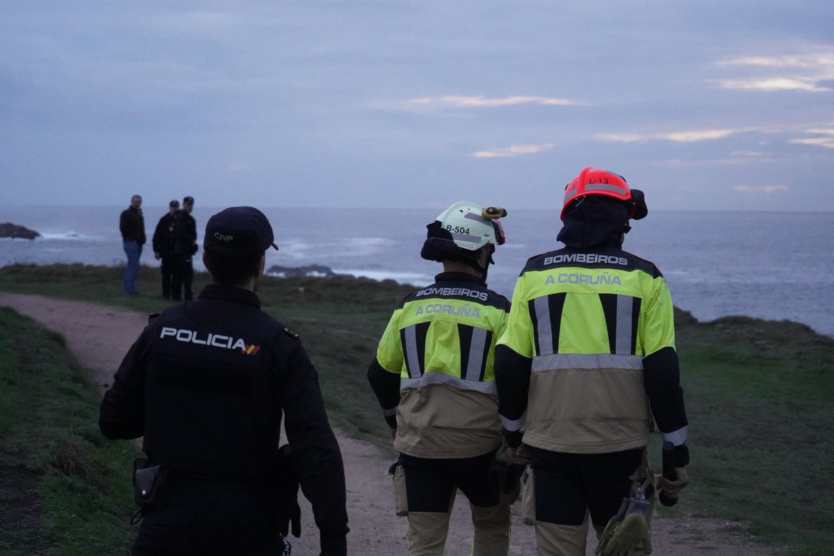 jvarela__'s tweet photo. Se incorpora al operativo el G.R.A. (Grupo Rescate Acuático) de @bombeiroscoruna que tratan de confirmar la posible desaparición de una persona en la zona de la Torre de Hércules. https://t.co/O5ne4i4NeJ