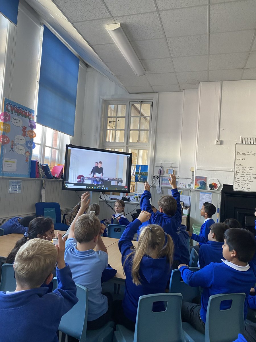 _missP_123's tweet photo. We are loving Musical Mondays! We have seen 2 great musicians over the last 2 months! They both got us out of our seats dancing &amp; clapping! Diolch! 🎶@livemusicnowcym #livemusic #roathea #expressivearts https://t.co/2jvYC8lYVs