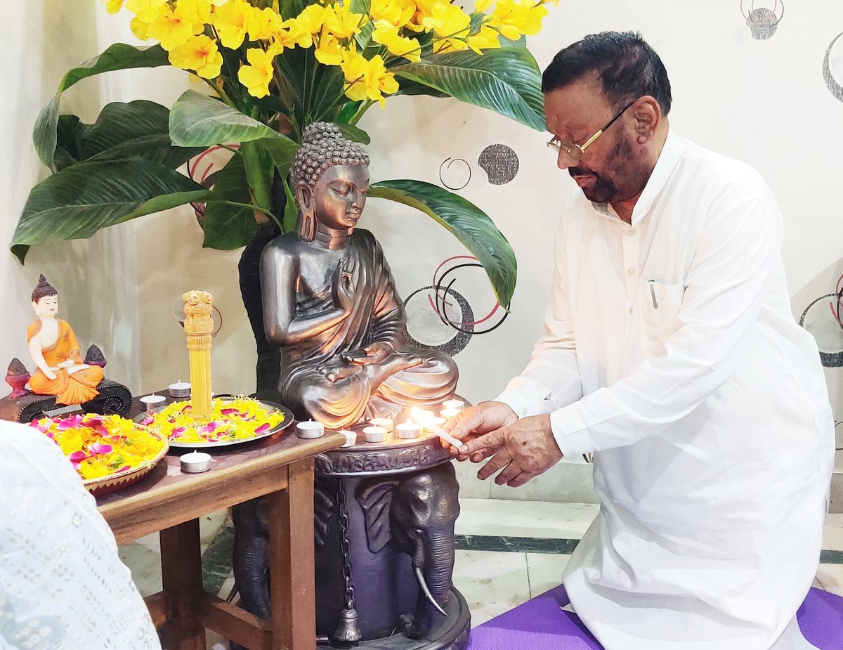SwamiPMaurya's tweet photo. प्रकाश पर्व (दीपावली) के अवसर पर "तथागत बुद्ध" की परिवार के साथ वंदना, अर्चना करते हुए कहा कि "अप्प दीपो भव" यानी अपना प्रकाश स्वयं बनो। यह तभी संभव है जब आपकी अच्छी पढ़ाई-लिखाई, सोचने-समझने व अच्छे-बुरे में अन्तर करने की क्षमता होगी। https://t.co/G8pYIi5aMW