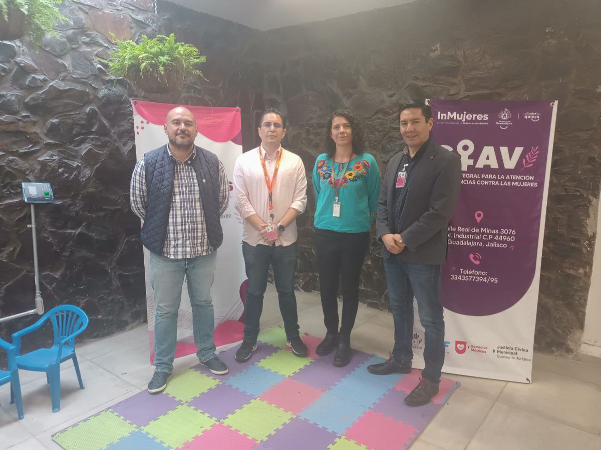 InMujeresGDL's tweet photo. Recibimos la visita de personal directivo de Servicios Médicos Municipales ya que con ello fortalecemos el trabajo interinstitucional entre las Unidades Especializadas para la Atención Integral de Violencia contra las Mujeres #UNEAS. https://t.co/u7jLgYD2bO