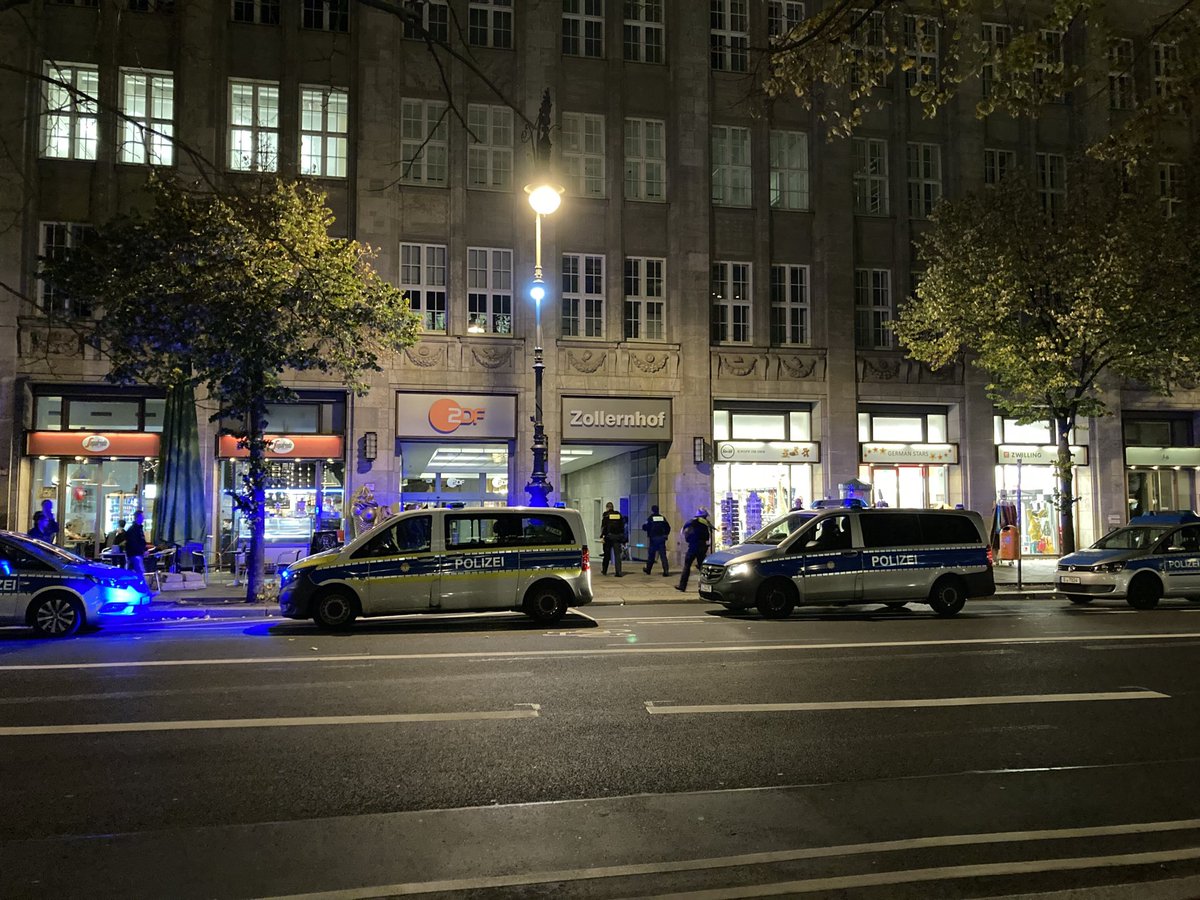 Im Moment sind Aktivist:innen in der ZDF Redaktion in Berlin und fordern dazu auf, über die türkischen Kriegsverbrechen in Südkurdistan und Rojava zu berichten!
Die Polizei hält die festgenommenen Personen in dem Gebäude fest.

#YourSilenceKills 
#DefendKurdistan