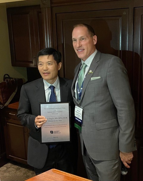 ChineseHospital's tweet photo. Congratulations to @RogerEngMD on his “Doctor of the Year” award, presented by @CMAdocs trustee. Dr. Eng is our chief of radiology and board member. We are truly blessed to have such a wonderful doctor here who is dedicated to making our patients and community healthy and hearty. https://t.co/7De3HbomoR