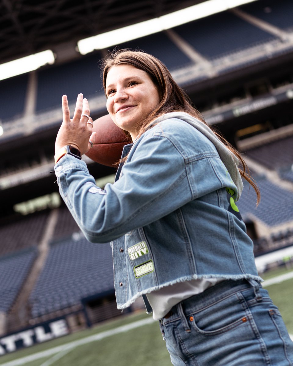 SeahawksProShop's tweet photo. Seahawks @WEARbyEA Cropped Denim Hoodie Jacket.
Available in-store now.
#SeahawksStyle x #GoHawks https://t.co/0RMF5VOuTS