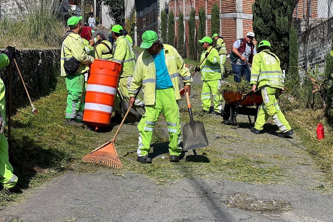 ParticipacionT's tweet photo. Iniciamos la semana trabajando en coordinación con @SacmexCDMX, @SGIRPC_CDMX, @ParticipacionT y @SOBSECDMX en la reconstrucción de la barda perimetral del pueblo de San Pedro Mártir en la alcaldía Tlalpan, así como Tequios en Lomas de Texcalatlaco y Miguel Hidalgo 2ª Sección. https://t.co/RpNWHwaKn8