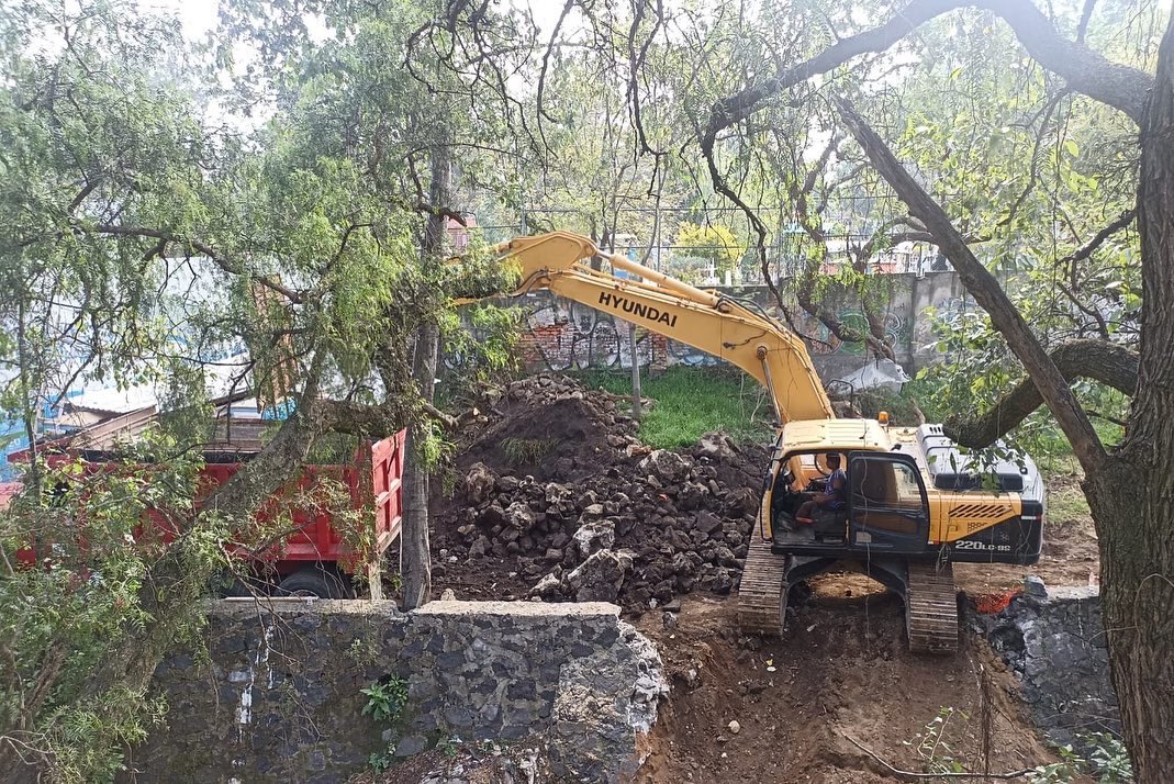 ParticipacionT's tweet photo. Iniciamos la semana trabajando en coordinación con @SacmexCDMX, @SGIRPC_CDMX, @ParticipacionT y @SOBSECDMX en la reconstrucción de la barda perimetral del pueblo de San Pedro Mártir en la alcaldía Tlalpan, así como Tequios en Lomas de Texcalatlaco y Miguel Hidalgo 2ª Sección. https://t.co/RpNWHwaKn8