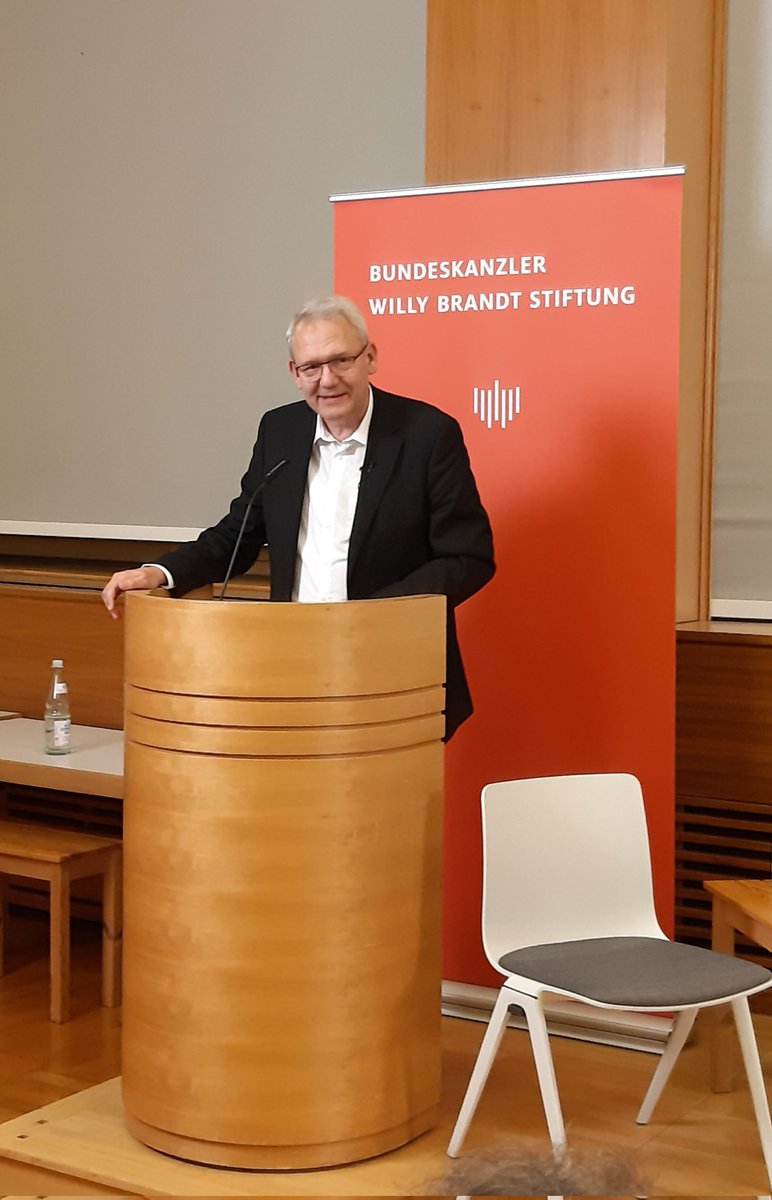 "Die kollektive Diktatur des sowjetischen Politbüros war berechenbarer als die persönliche Diktatur Putins." Spannender Vortrag von Andreas Wirsching vom <a href="/Leibniz_IfZ/">Institut für Zeitgeschichte München−Berlin</a> bei der <a href="/BWBStiftung/">Bundeskanzler-Willy-Brandt-Stiftung</a> zur Frage, wie aktuell Willy Brandts Ostpolitik heute noch sein kann.