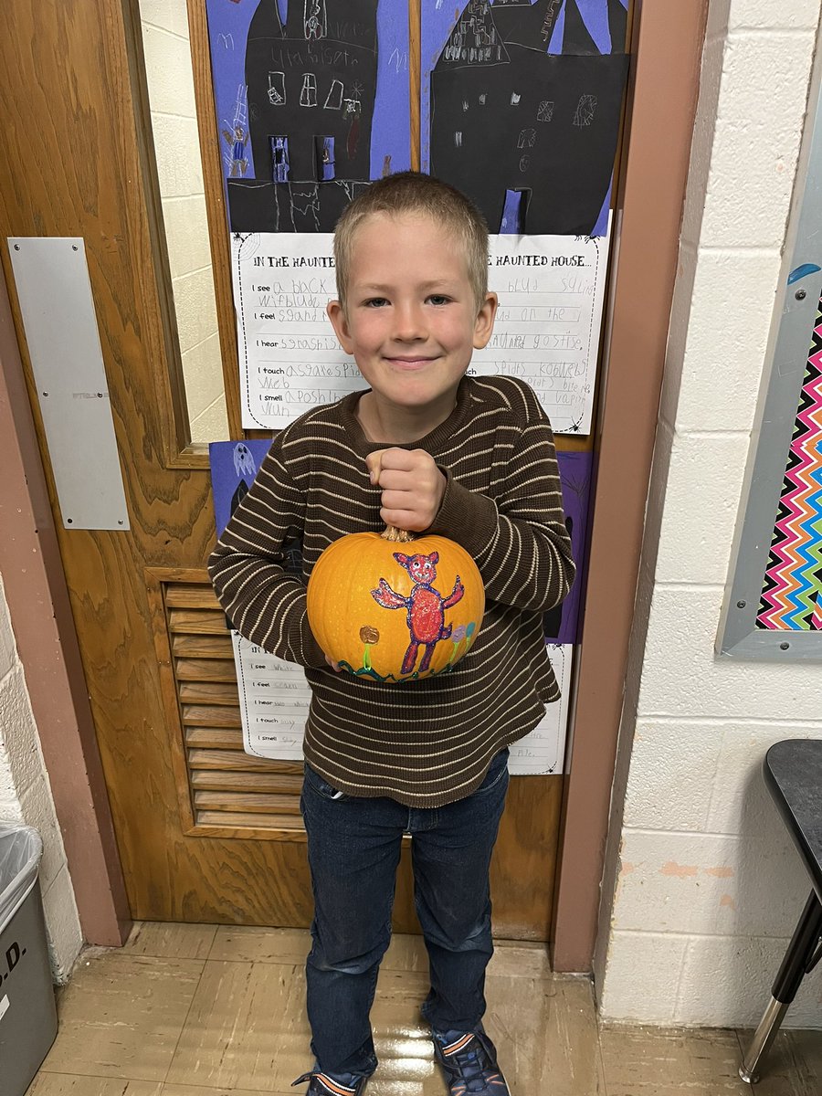 HelloMrsBenoit's tweet photo. Book character pumpkins-part 2 https://t.co/1YYRsEwSYU