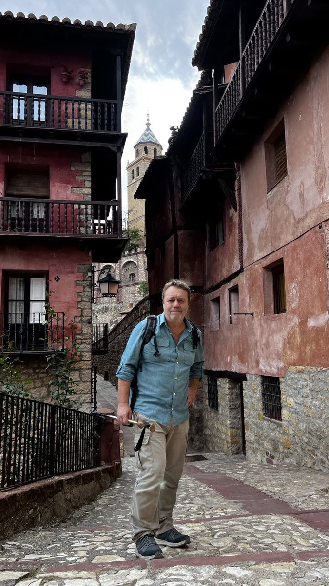 paconadal's tweet photo. Empiezo en Albarracín una nueva aventura senderista: el Camino Natural del #Tajo que recorre más de 800 kms en paralelo al río más largo de la península desde su nacimiento al sur de #Teruel hasta Portugal. Haré las 6 primeras etapas por los cañones del alto Tajo. @mapagob https://t.co/2UR8GKJqNr