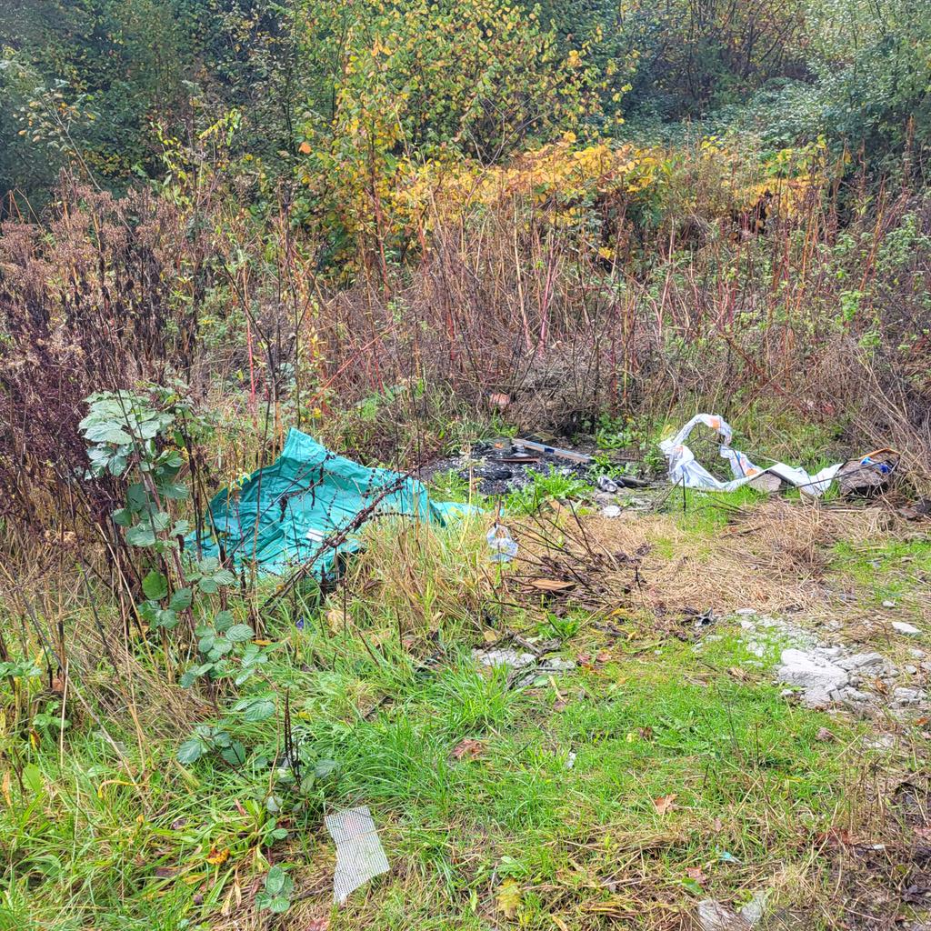 SomersetChan's tweet photo. @RCTCouncil lots of rubbish left/dumped at the top of Taff's Terrace/entrance to Carnetown Mountain. What an eyesore. https://t.co/Hw1rgnFh7y