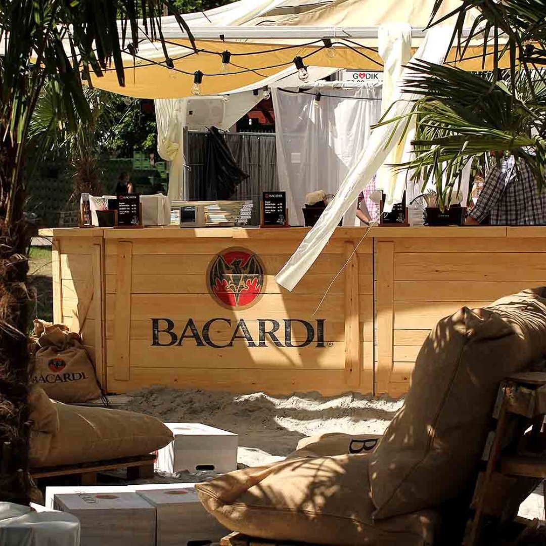 ThePortabar's tweet photo. @Bacardi served up Europe in style with their versatile Portabar set up.
Where has your Portabar taken you?
#portabar #mobilebartender #mobilebardesign #mobilebar #bardesign https://t.co/SyAIuj8GUh