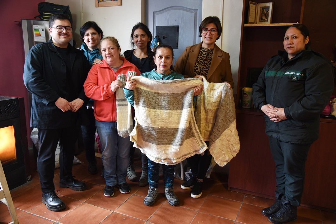 El seremi de <a href="/FelipeQuirozV/">Felipe</a> y la encargada de Ciudadanía Karla Achivare en el Centro de Cumplimiento Penitenciario de Coyhaique comparten con las internas que están finalizando el taller de tejido, desarrollado gracias al trabajo de AG Artesanos de Aysén y el programa #FICR