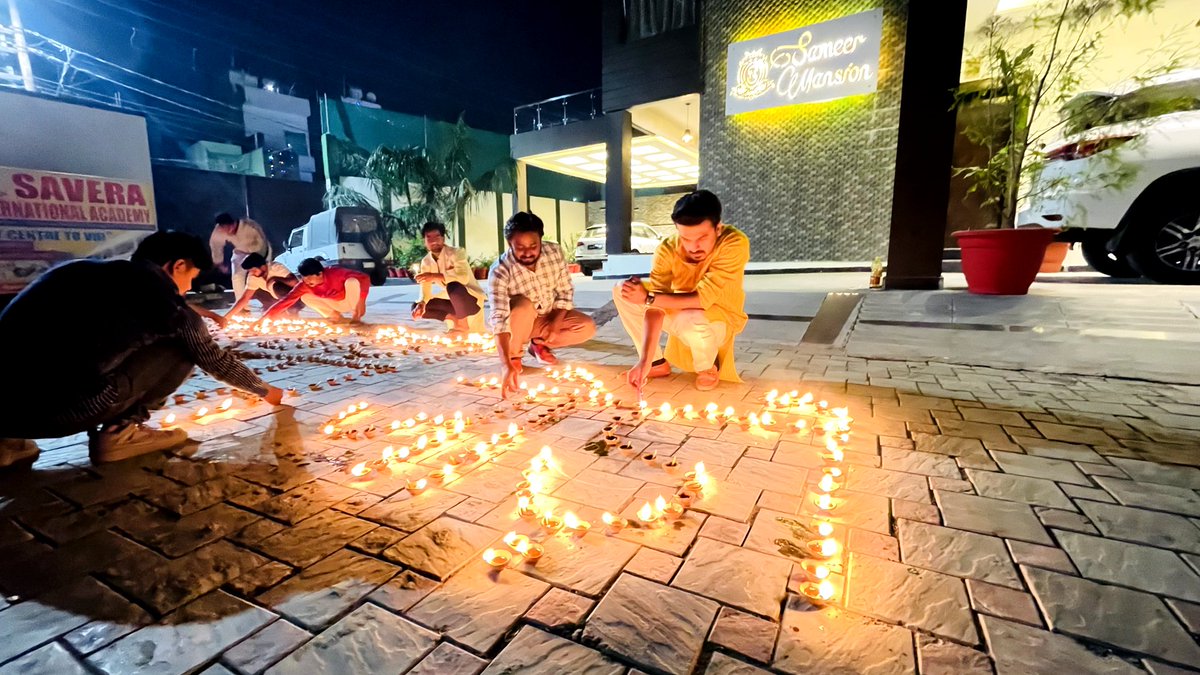 KHANNAVEDS's tweet photo. नफ़रत छोड़ो ! भारत जोड़ो !!

शुभ दीपावली .

#BharatJodoYatra

 @RahulGandhi @priyankagandhi @srinivasiyc @Allavaru @vidyarthee @KaunSandeep @INCIndia @IYC https://t.co/HLGKrFd1M6