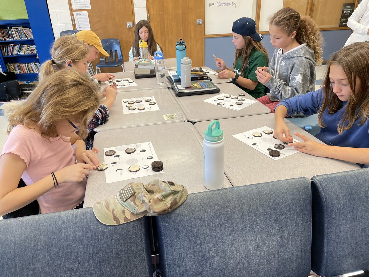Kieselpeeps's tweet photo. Phases of the moon Oreo style. .@Kieselpeeps @EastHills4_8 https://t.co/WEKv4xXtuA
