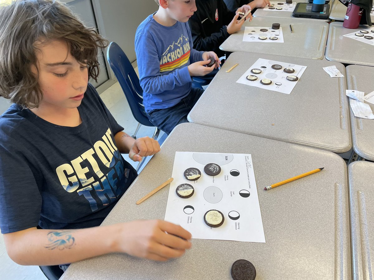 Kieselpeeps's tweet photo. Phases of the moon Oreo style. .@Kieselpeeps @EastHills4_8 https://t.co/WEKv4xXtuA