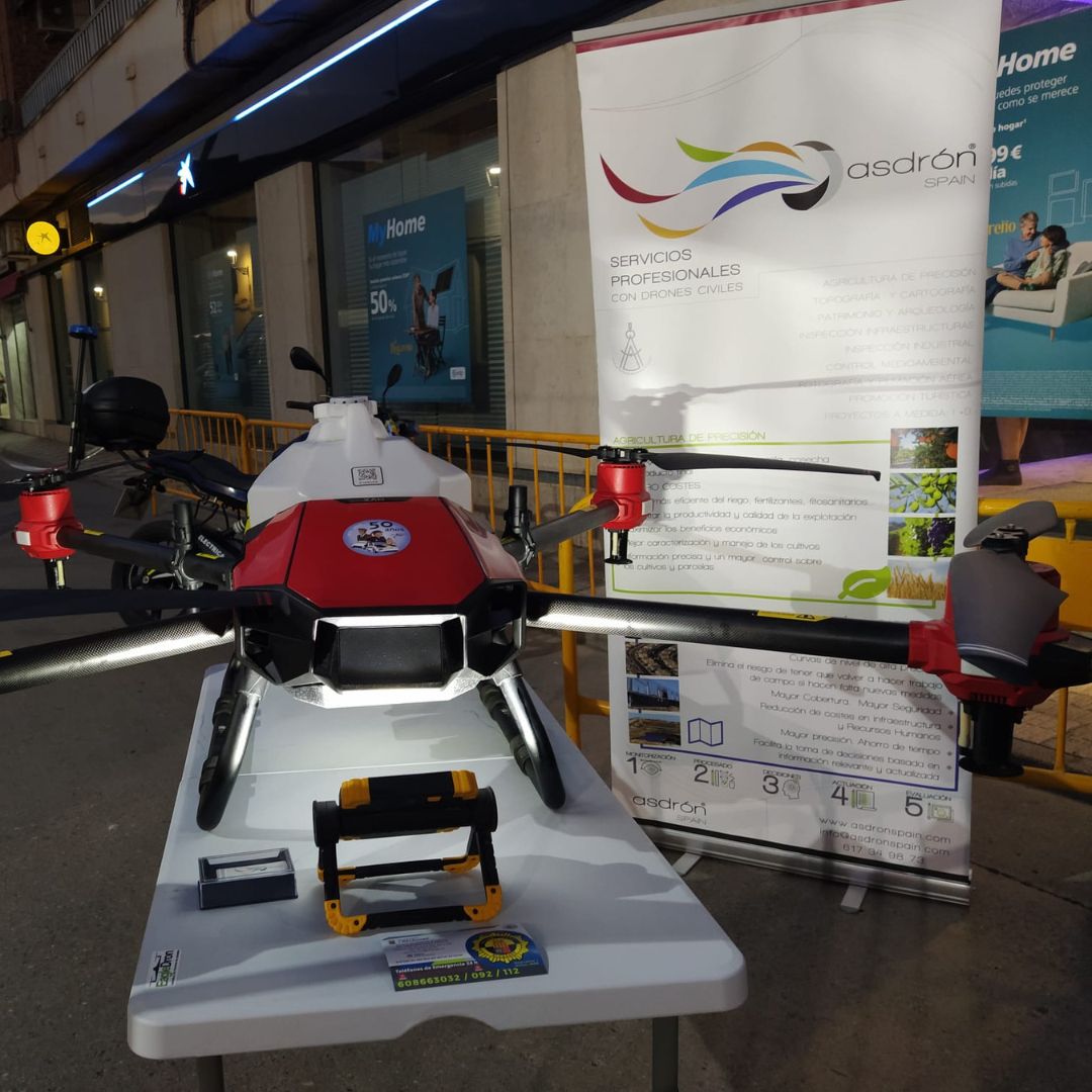 AsdronSpain's tweet photo. #Alcasser celebraba este fin de semana la feria comercial y gastronómica "Saber i Sabors".

➡️ #AsdronSpain colaboró con la Policía Local para una exhibición de vuelos con #drones con carnets profesionales para los más pequeños 🤩

#uavs #RGB #dronesvalencia #SaberISabors https://t.co/1awrvuXbBX