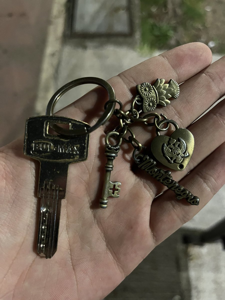 Neko je izgubio kljuc sa najljepsim privjescima blizu Ramade. Kod mene je. Rt svi da nadjemo vlasnika/cu.