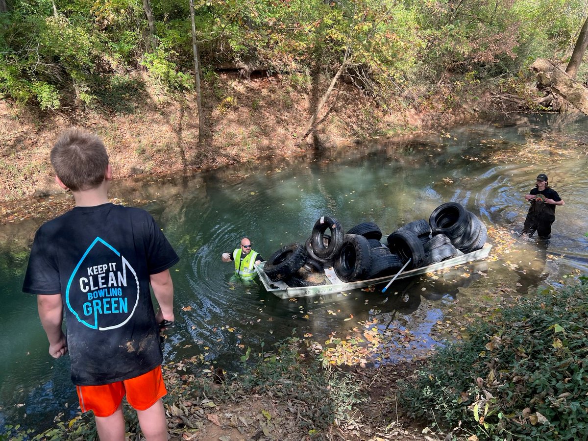 CityofBGKY's tweet photo. Volunteers from @wkuchnges, Environmental Compliance staff and families, and local fly fisherman Tai Driskill spent Sunday afternoon at an illegal tire dumpsite in Jennings Creek, removing about 30 tires from the water and placing them on the bank for later pickup. #keepitcleanBG https://t.co/Gf2Hramytd