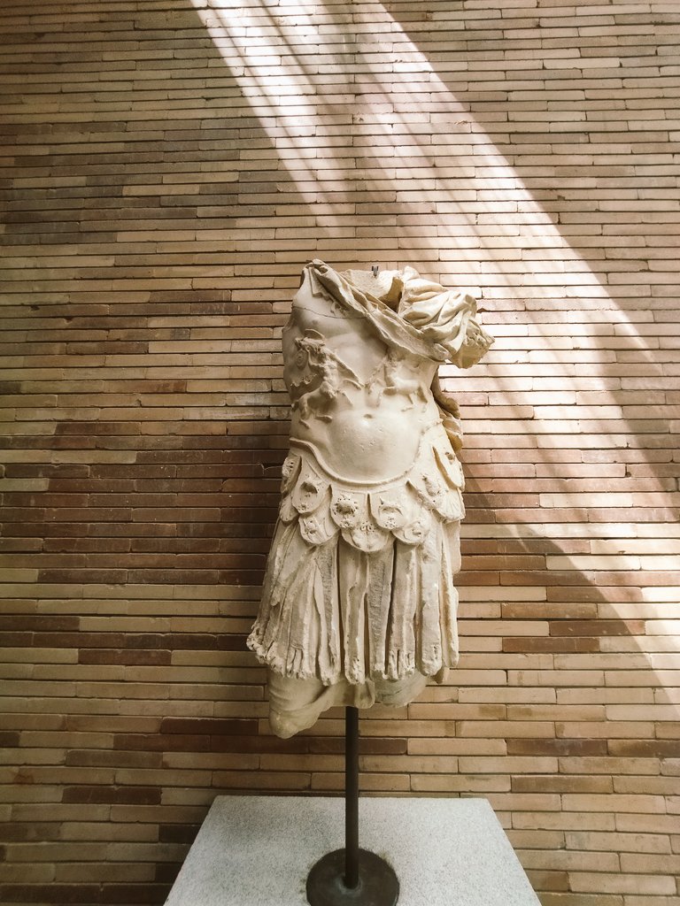 mileniumdue2's tweet photo. -"La monarquía degenera en tiranía, la aristocracia en oligarquía y la democracia en violencia y anarquía"- https://t.co/QmrKxEePRc