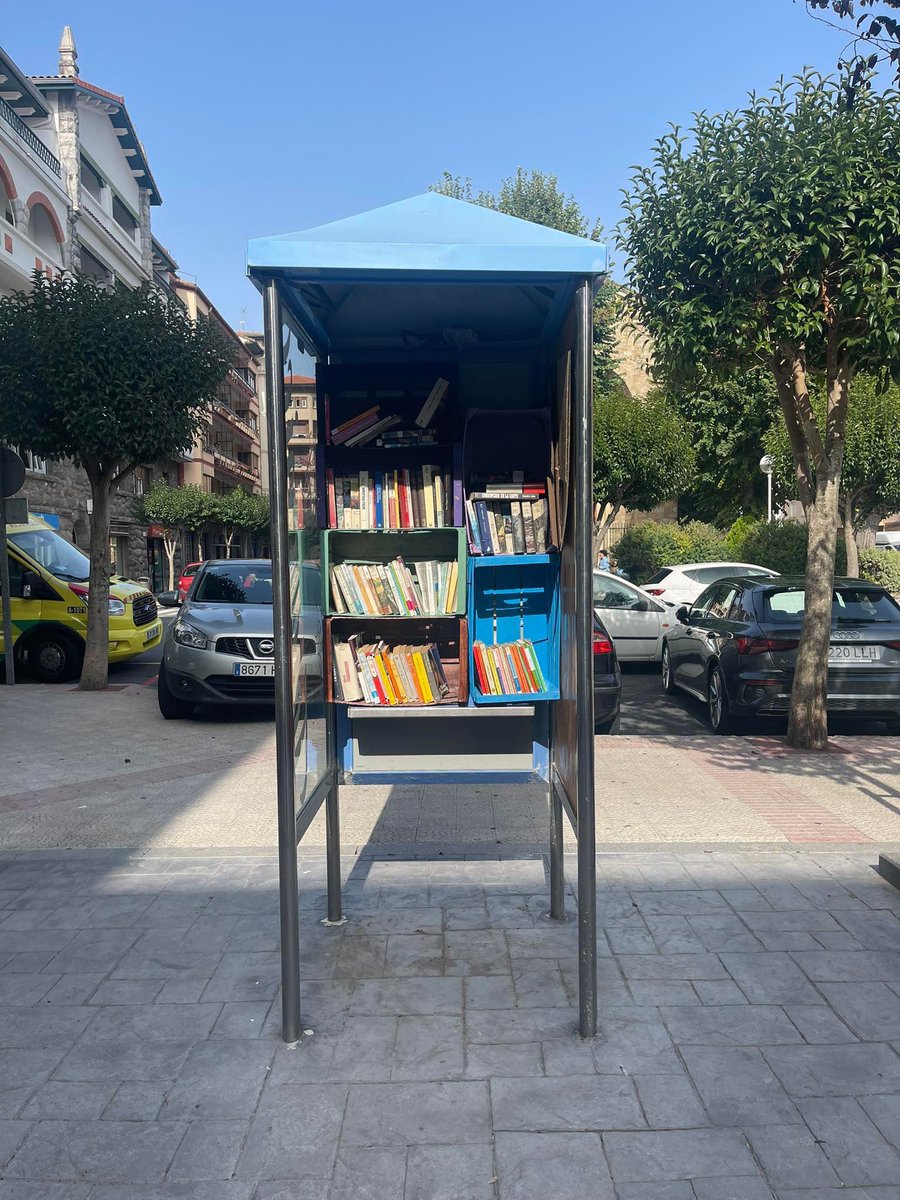 YofuiaEGB's tweet photo. Buena iniciativa, convertir las cabinas en bibliotecas urbanas. https://t.co/L4Gq7vv4Lp