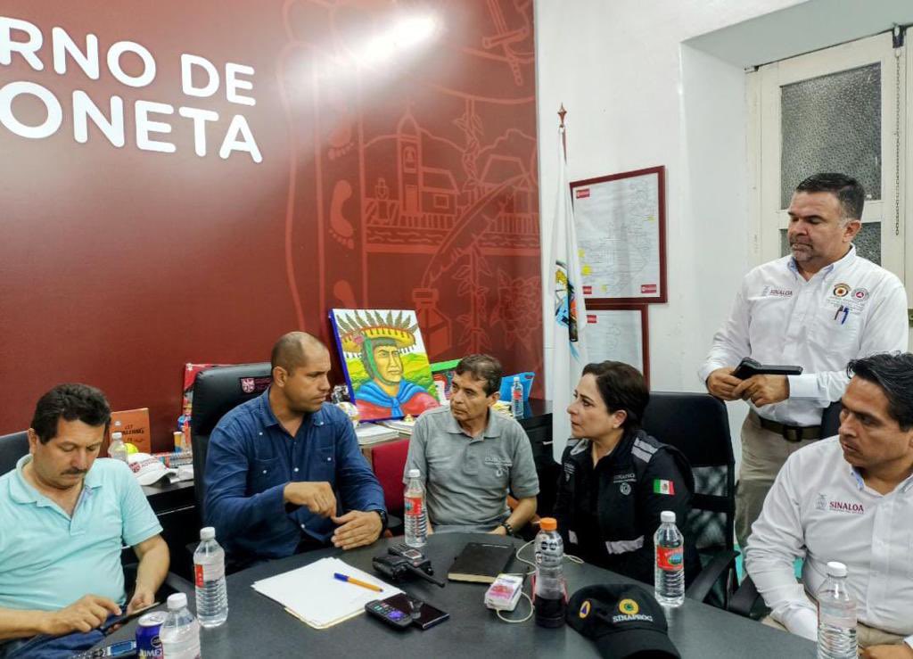 CNPC_MX's tweet photo. .@laualzua se encuentra en #Nayarit para coordinar en conjunto con el gobernador @MiguelANavarroQ, las acciones de auxilio y recuperación por el paso del #Huracán #Roslyn.

📌Llevó a cabo un recorrido en #Acaponeta para continuar con las acciones de apoyo a la población. https://t.co/faHiV4hJiX
