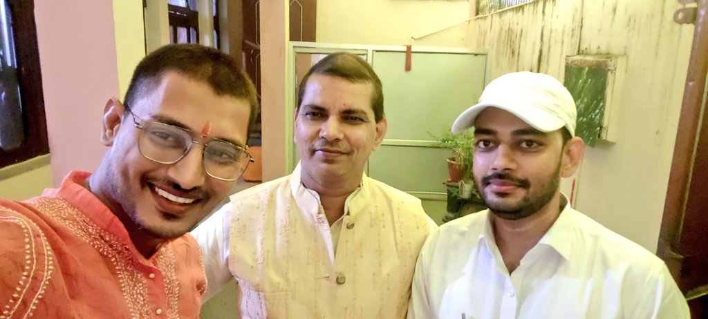 ASHISHsingh1881's tweet photo. दीपावली के पावन पर्व पर हमारे प्रेरणाश्रोत पूर्व महामंत्री एवं शासकीय अधिवक्ता आदरणीय धर्मेंद्र सिंह ( धर्मु ) भइया से उनके आवास पर शिष्टाचार भेंट की और आशीर्वाद प्राप्त किया । https://t.co/IrqOwf68sw