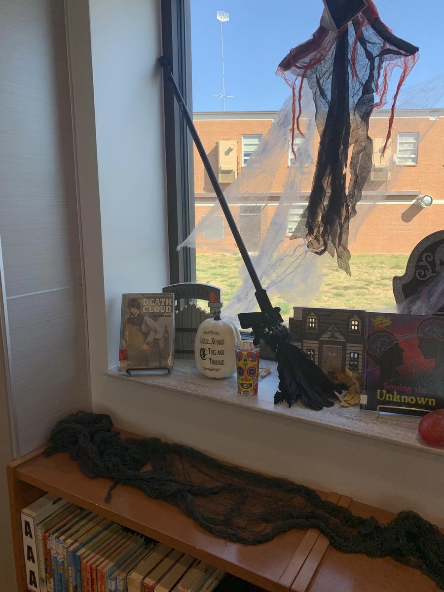 Spooky has come out in force at LMS Library!
@lamar_middle tinyurl.com/3eh9jxuh