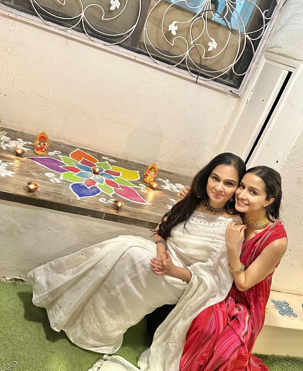 Maasi #PadminiKolhapure ji and #ShraddhaKapoor  looking so great together 😃❤️