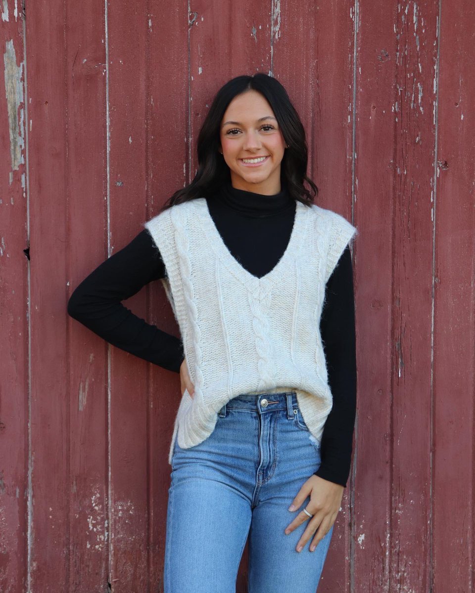 HanceLori's tweet photo. How is it possible that she is a Senior?! Soaking up every second! #itsgoingtoofast #lakehighschool #lakegirlsbasketball #proudtobeabluestreak https://t.co/Sq0PCc2Fq9