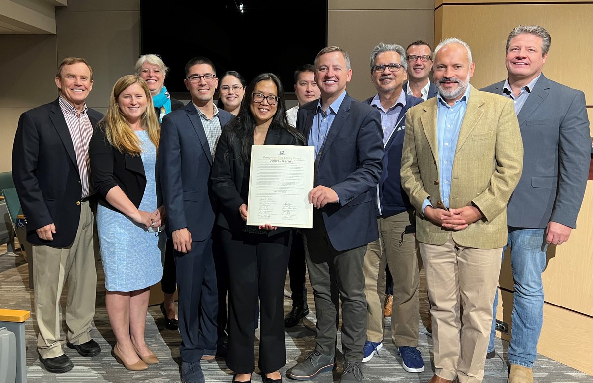 kingcountybar's tweet photo. It's national Pro Bono Week!
Judy Lin, KCBA's Pro Bono Director (center),accepts King County Council's annual Pro Bono Week Proclamation acknowledging the importance of volunteer lawyers in helping those who cannot afford legal representation.
#probono #npbw #KCBA #kingcounty https://t.co/0pC8DH1hWd