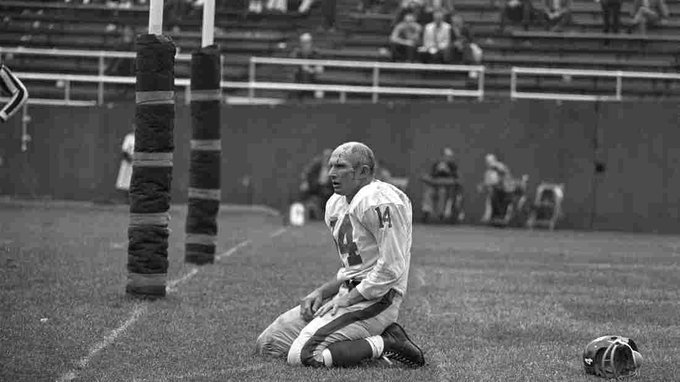 Y.A. Tittle was born on this date October 24 in 1926. Photo by Dozier Mobley. #OTD #SportsGuterman 🏈