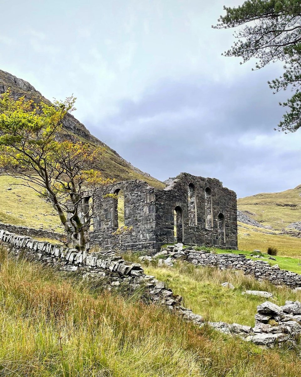 Broken History Use #exploresnowdonia to be featured 📷© @sianaschultz99