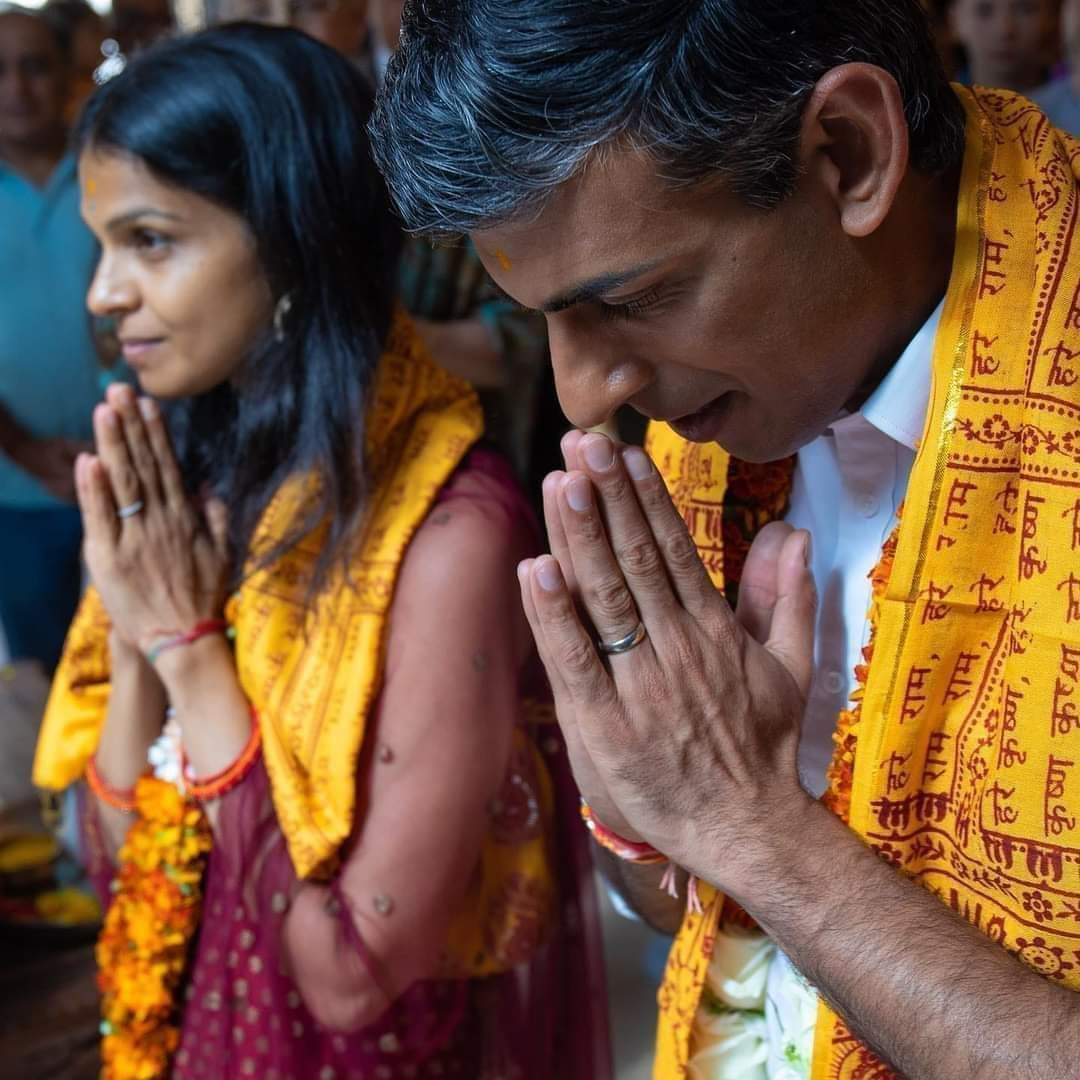 હું બ્રિટિશ નાગરિક છું પણ મારો ધર્મ હિન્દુ છે.
માટે ગીતાજીની સાક્ષીએ PM પદના શપથ લઈશ. -ઋષિ સુનક
આને કહેવાય સનાતન ધર્મના સંસ્કારો।
#britishpolitics #BritainPM