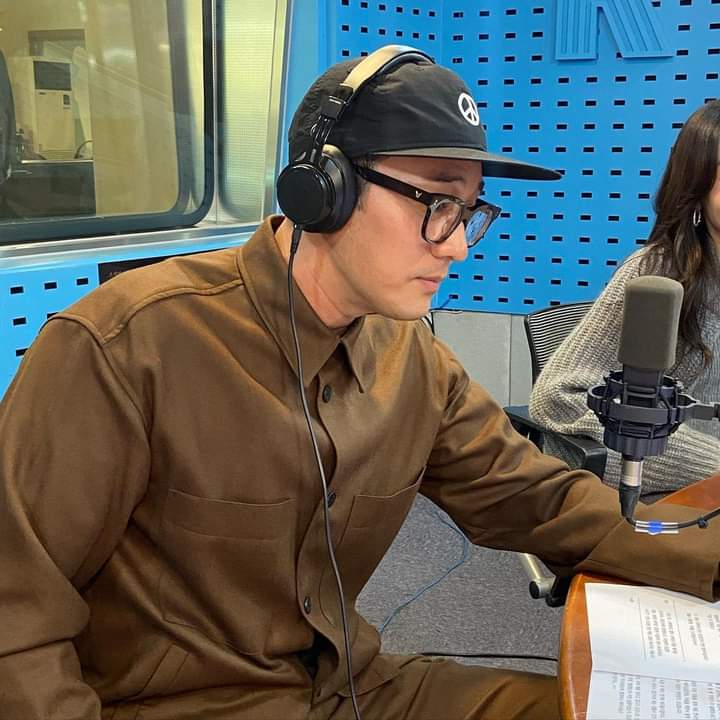 Hind255's tweet photo. [Update] 24102022 So Ji Sub  in SBS radio promoting his movie "Confession " ( thanks to credit)
#소지섭 #SOJISUB
#영화 #자백 #제작보고회
#유민호 #10월26일 #개봉
#51K #51K스타그램 https://t.co/sO2qWI57lF